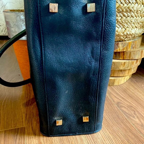 Danier Sage" metal black leather satchel with gold trimmings - Picture 7 of 16